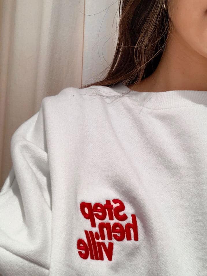 ホワイト系のスウェット、ブラック系のデニムジャケット、オレンジ系のスカートを着用したレディースの冬コーディネートの4枚目の写真