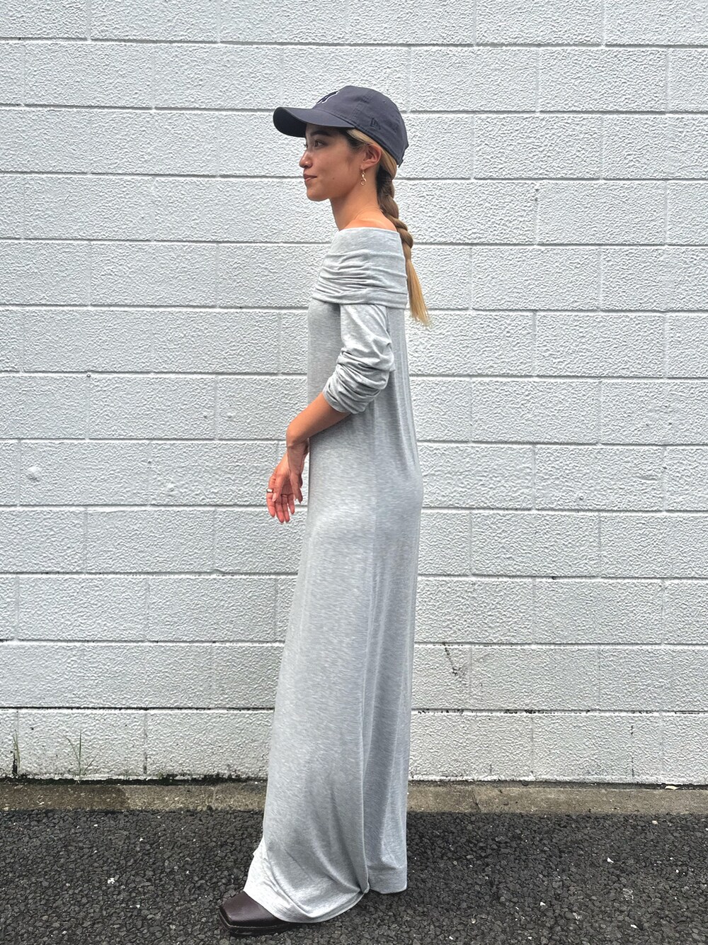 グレー系のワンピースを着用したレディースの夏コーディネートの2枚目の写真