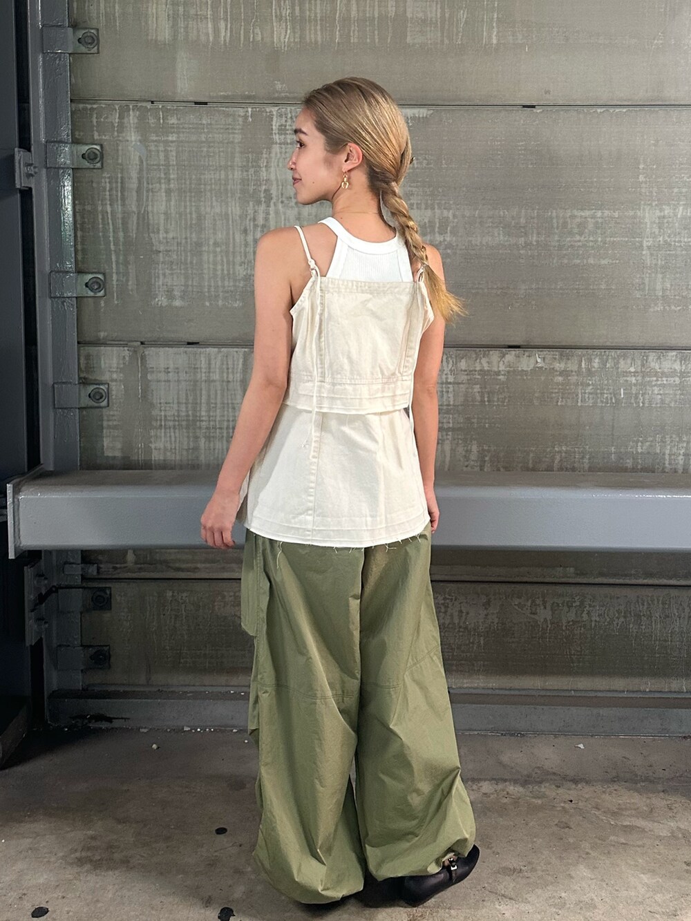 ホワイト系のキャミソール、グリーン系のその他パンツを着用したレディースの夏コーディネートの4枚目の写真