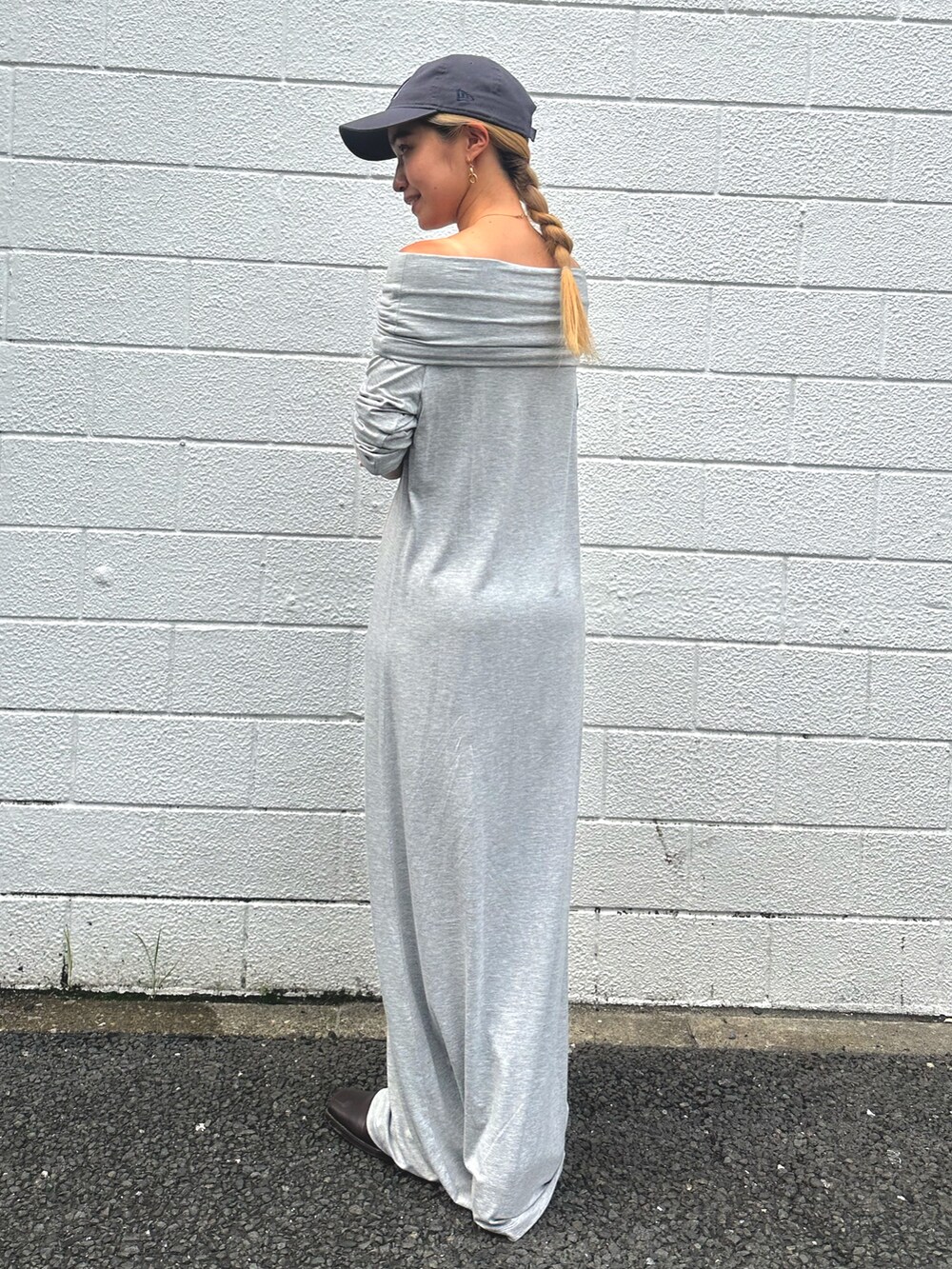 グレー系のワンピースを着用したレディースの夏コーディネートの3枚目の写真