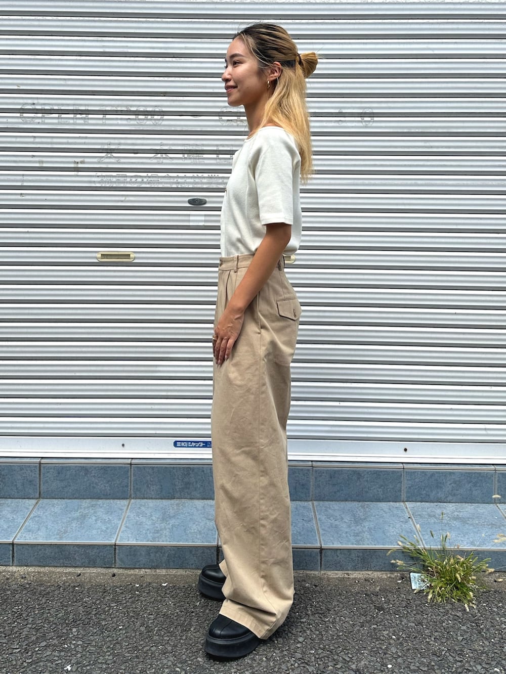 ホワイト系のTシャツ/カットソー、ホワイト系のシャツ/ブラウス、ベージュ系のチノパンツを着用したレディースの秋コーディネートの2枚目の写真