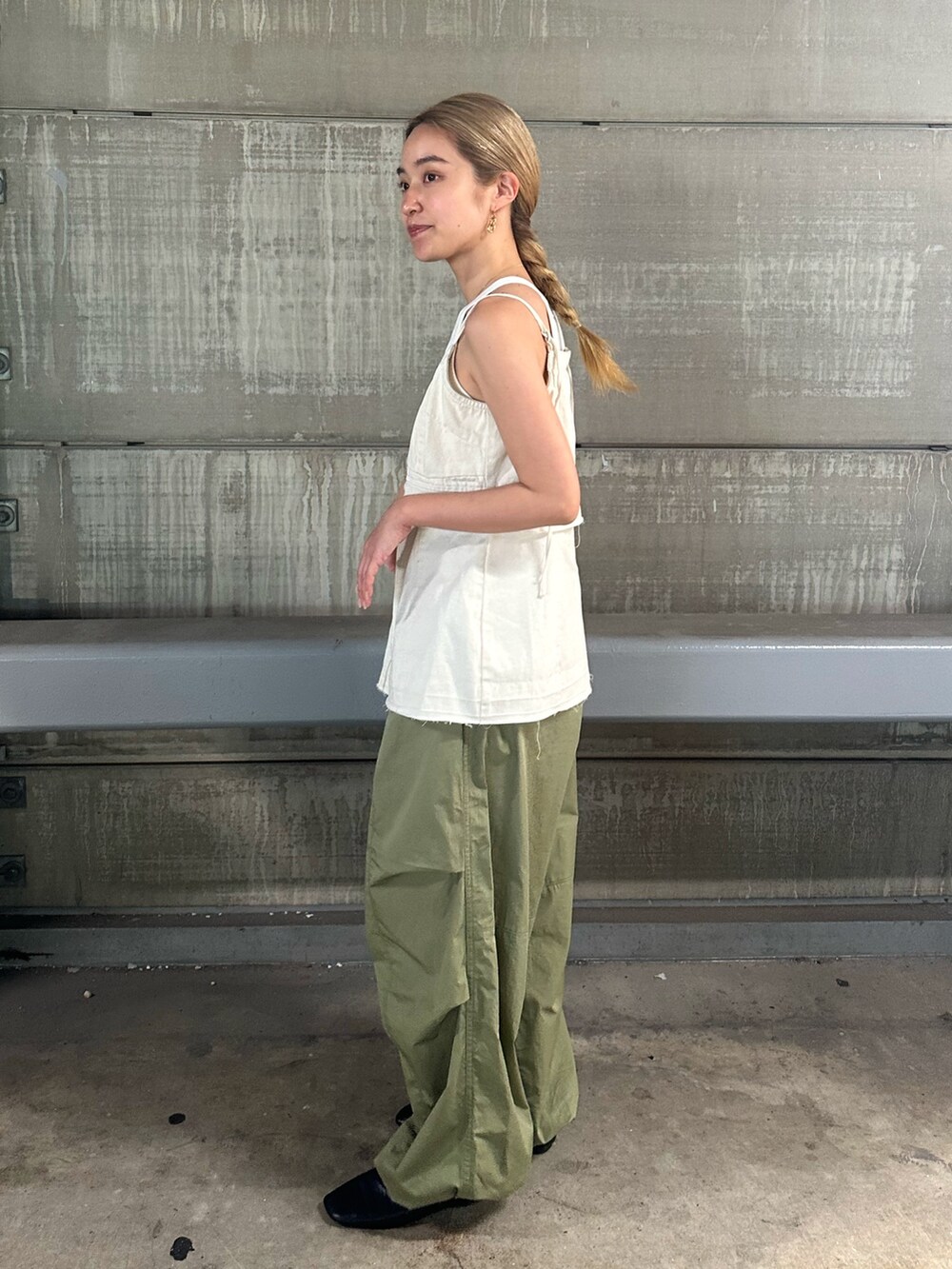 ホワイト系のキャミソール、グリーン系のその他パンツを着用したレディースの夏コーディネートの3枚目の写真