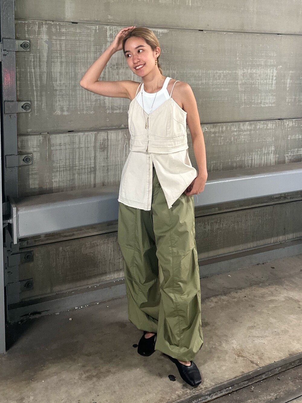 ホワイト系のキャミソール、グリーン系のその他パンツを着用したレディースの夏コーディネートの2枚目の写真