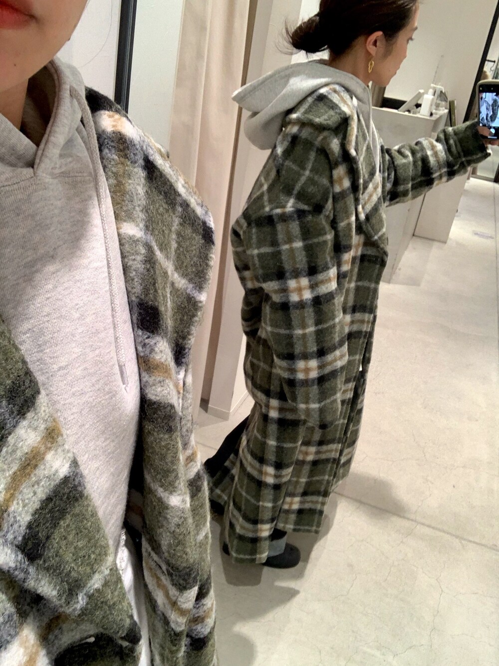 ブルー系のデニムパンツ、その他のチェスターコート、グレー系のパーカーを着用したレディースの秋コーディネートの6枚目の写真