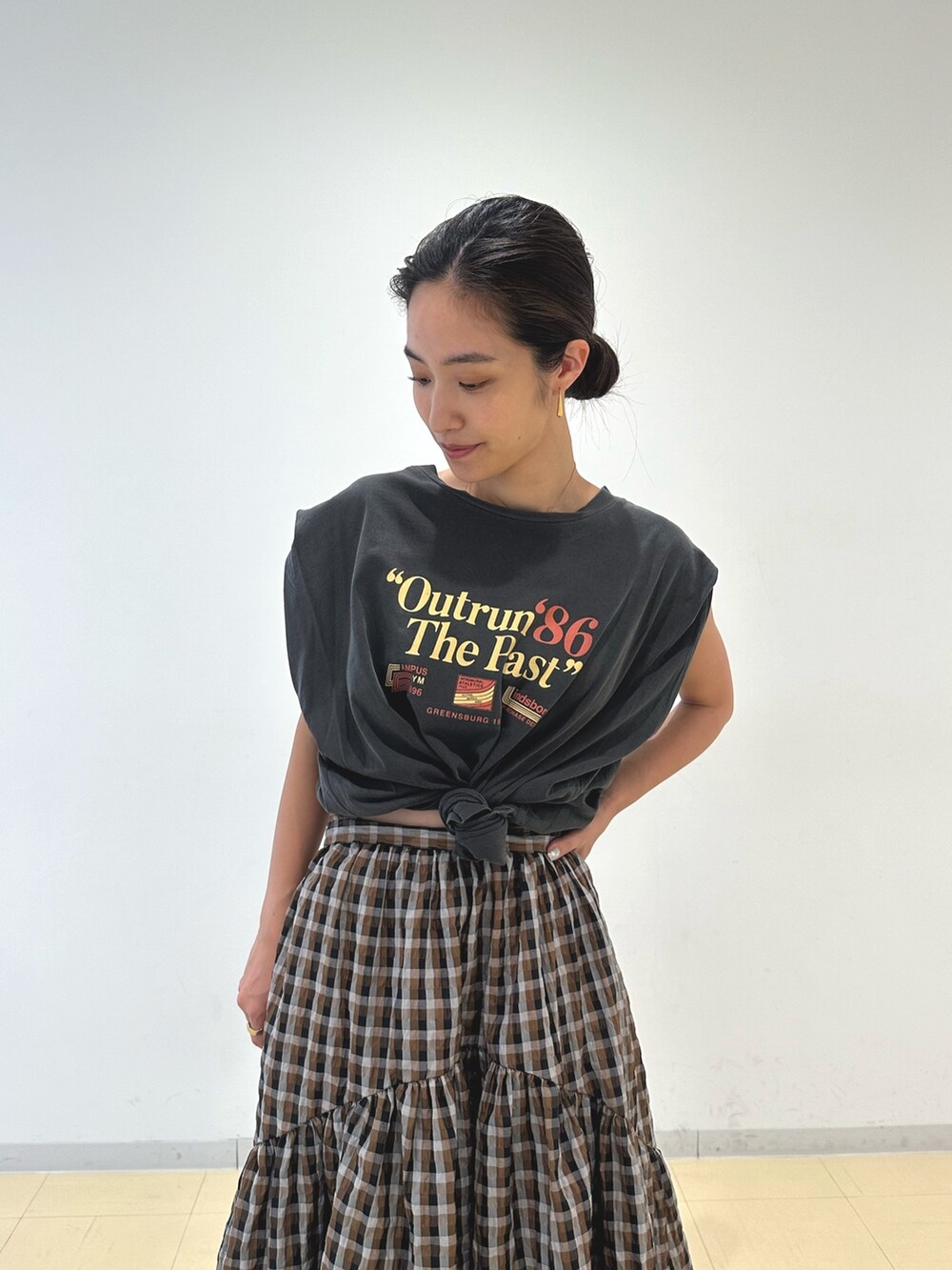 グレー系のタンクトップ、ブラウン系のスカート、ブラック系のサンダルを着用したレディースの夏コーディネートの5枚目の写真