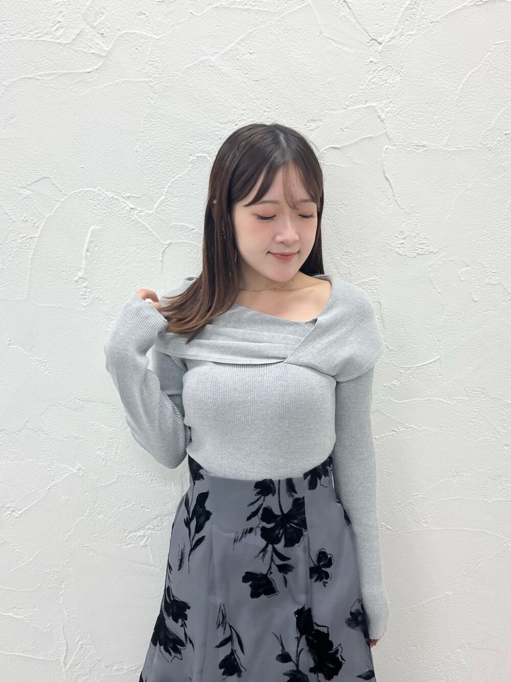 ブラック系のブーツ、ホワイト系のムートンコート、グレー系のニット/セーターを着用したレディースの秋コーディネートの5枚目の写真