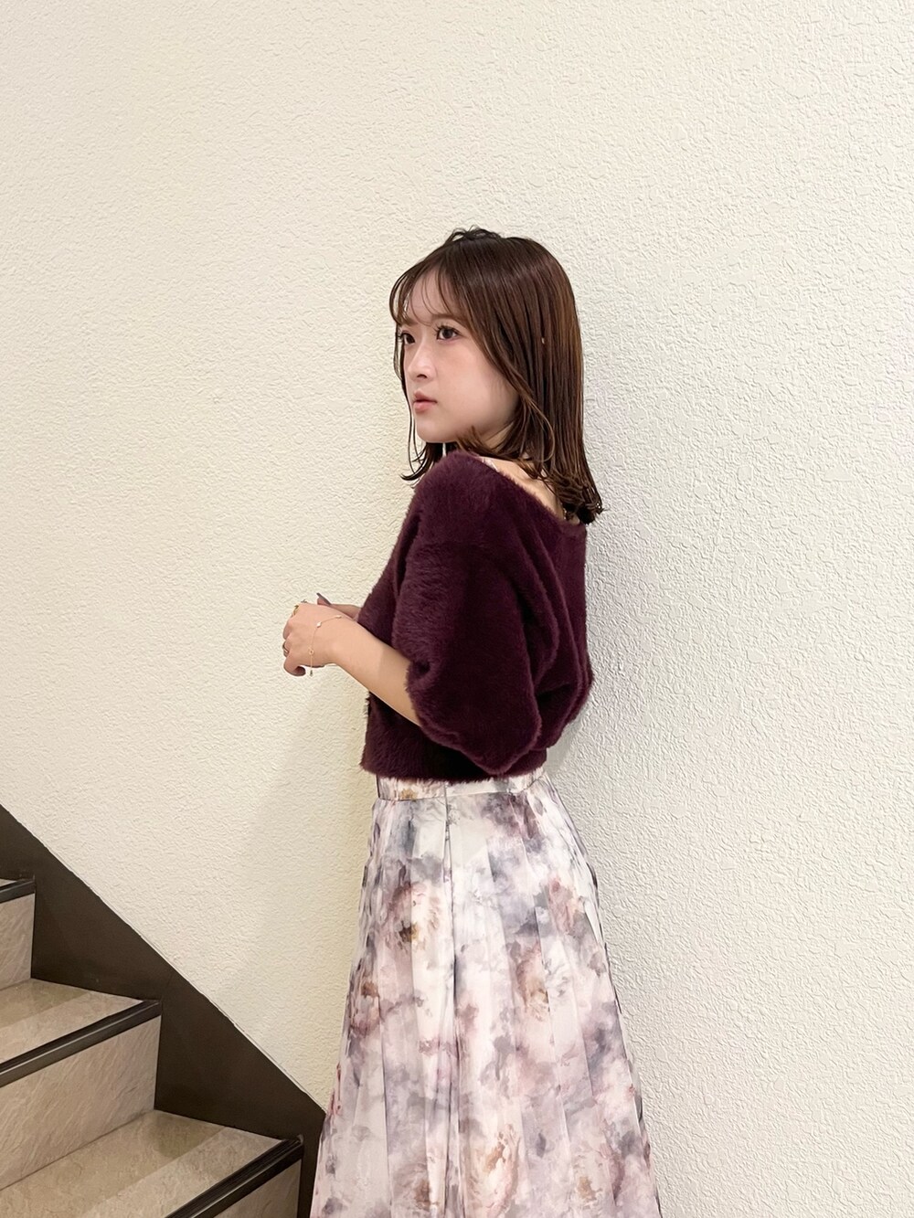 ブラウン系のカーディガン/ボレロ、ホワイト系のスカート、ホワイト系のブーツを着用したレディースの秋コーディネートの6枚目の写真