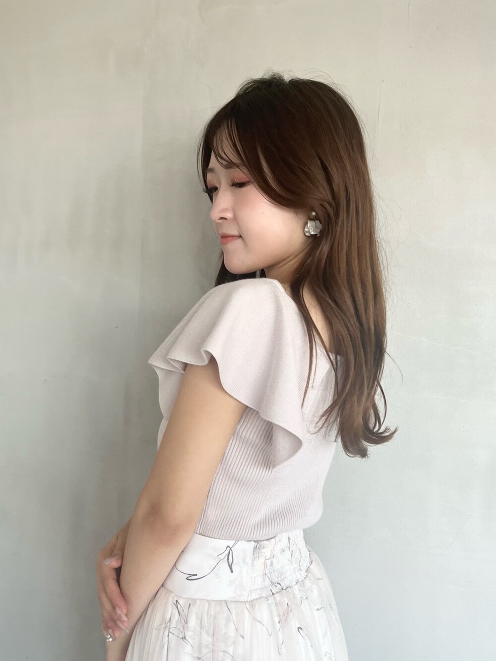 ピンク系のスカート、ピンク系のニット/セーター、その他のパンプスを着用したレディースの冬コーディネートの5枚目の写真