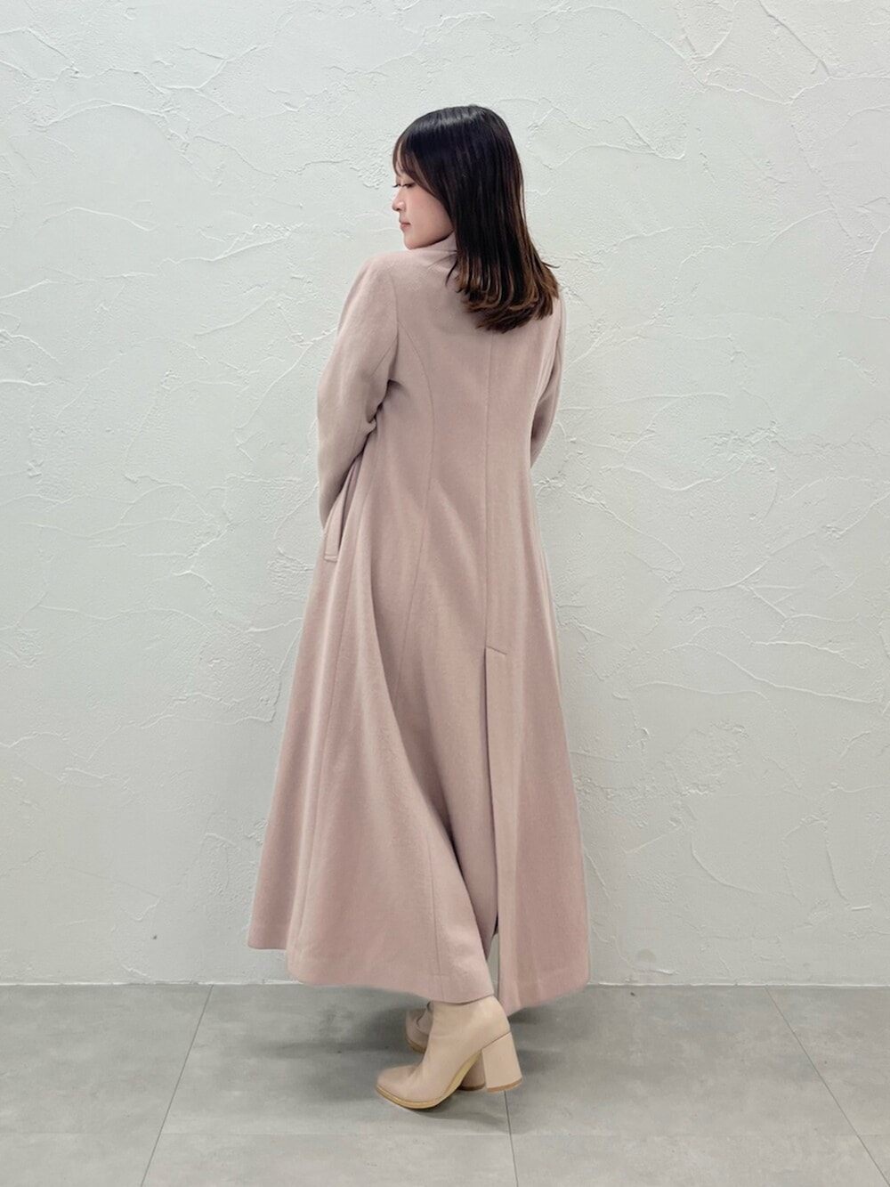 ベージュ系のその他アウター、ホワイト系のニット/セーター、ホワイト系のスカートを着用したレディースの秋コーディネートの3枚目の写真