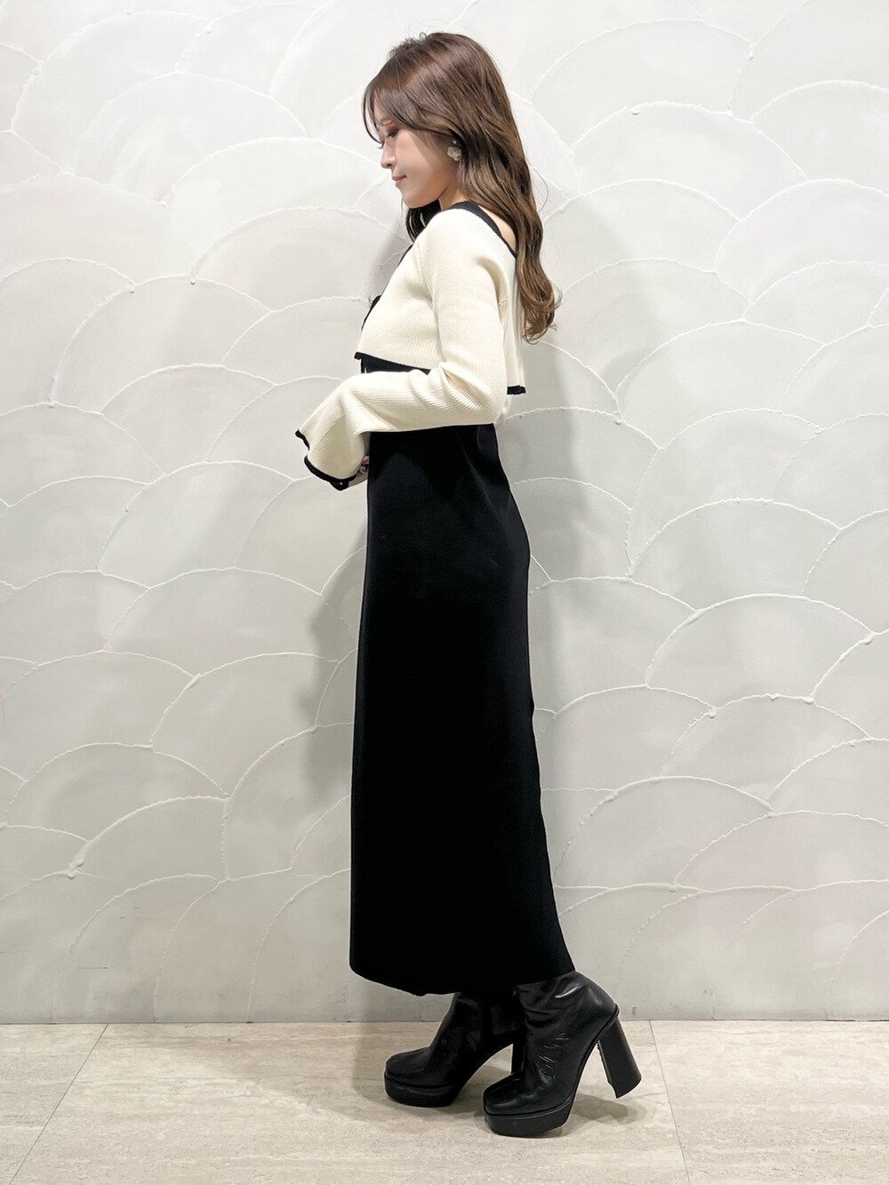 ホワイト系のその他アウター、ブラック系のワンピース、ブラック系のショルダーバッグを着用したレディースの秋コーディネートの6枚目の写真