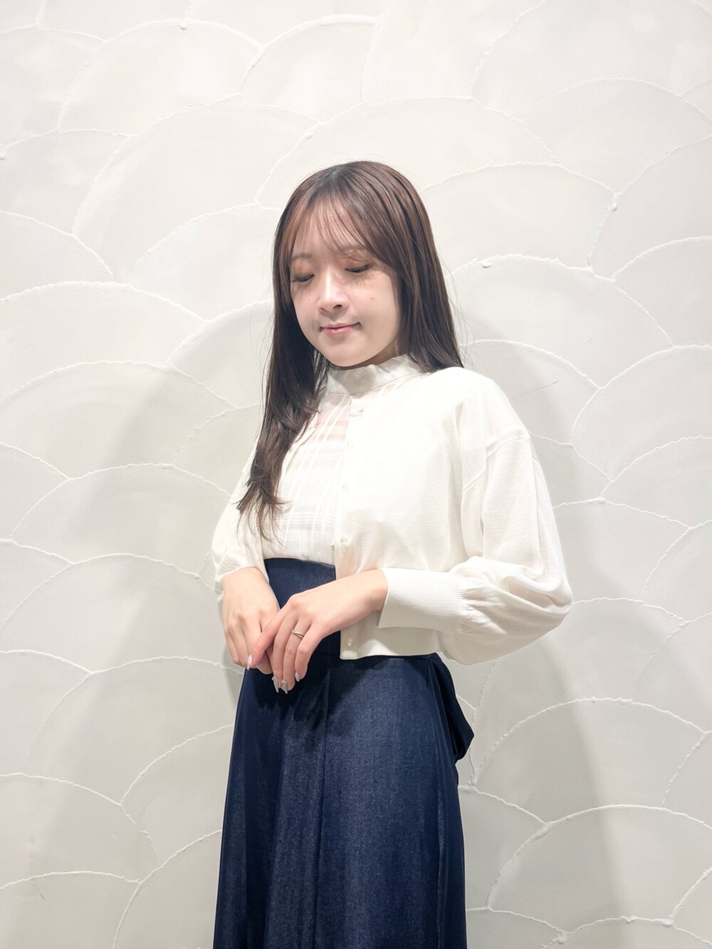 ホワイト系のワンピース、ホワイト系のトートバッグ、ブラウン系のサンダルを着用したレディースの春コーディネートの6枚目の写真