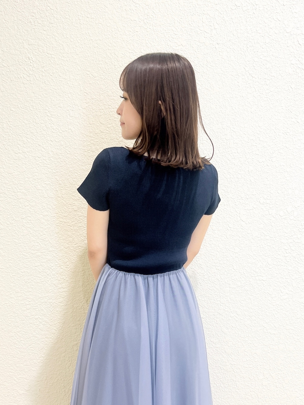 ブルー系のワンピース、ブラック系のサンダルを着用したレディースの夏コーディネートの8枚目の写真