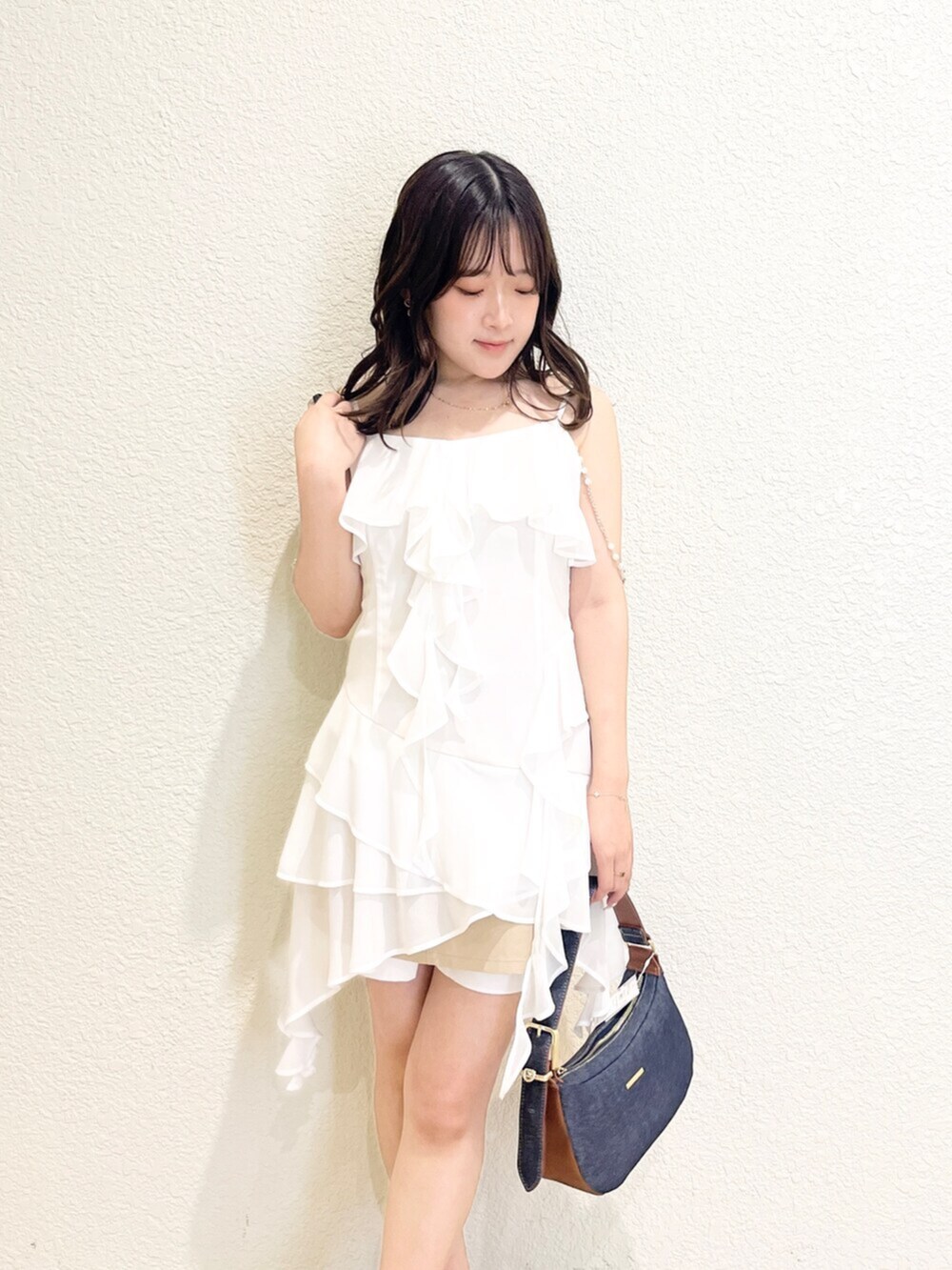 ブラウン系のサンダル、ホワイト系のシャツ/ブラウス、ベージュ系のスカートを着用したレディースの夏コーディネートの4枚目の写真