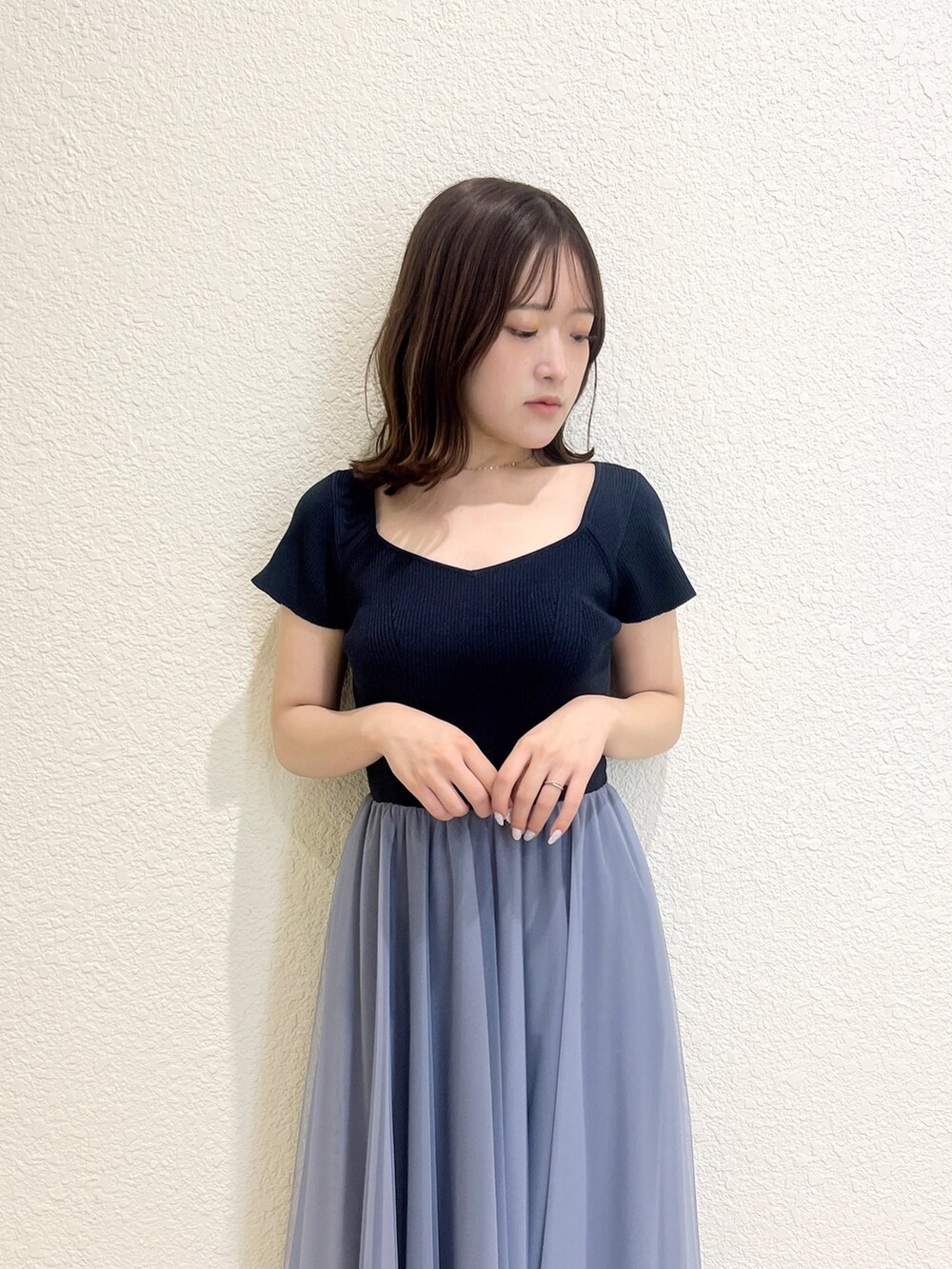 ブルー系のワンピース、ブラック系のサンダルを着用したレディースの夏コーディネートの6枚目の写真