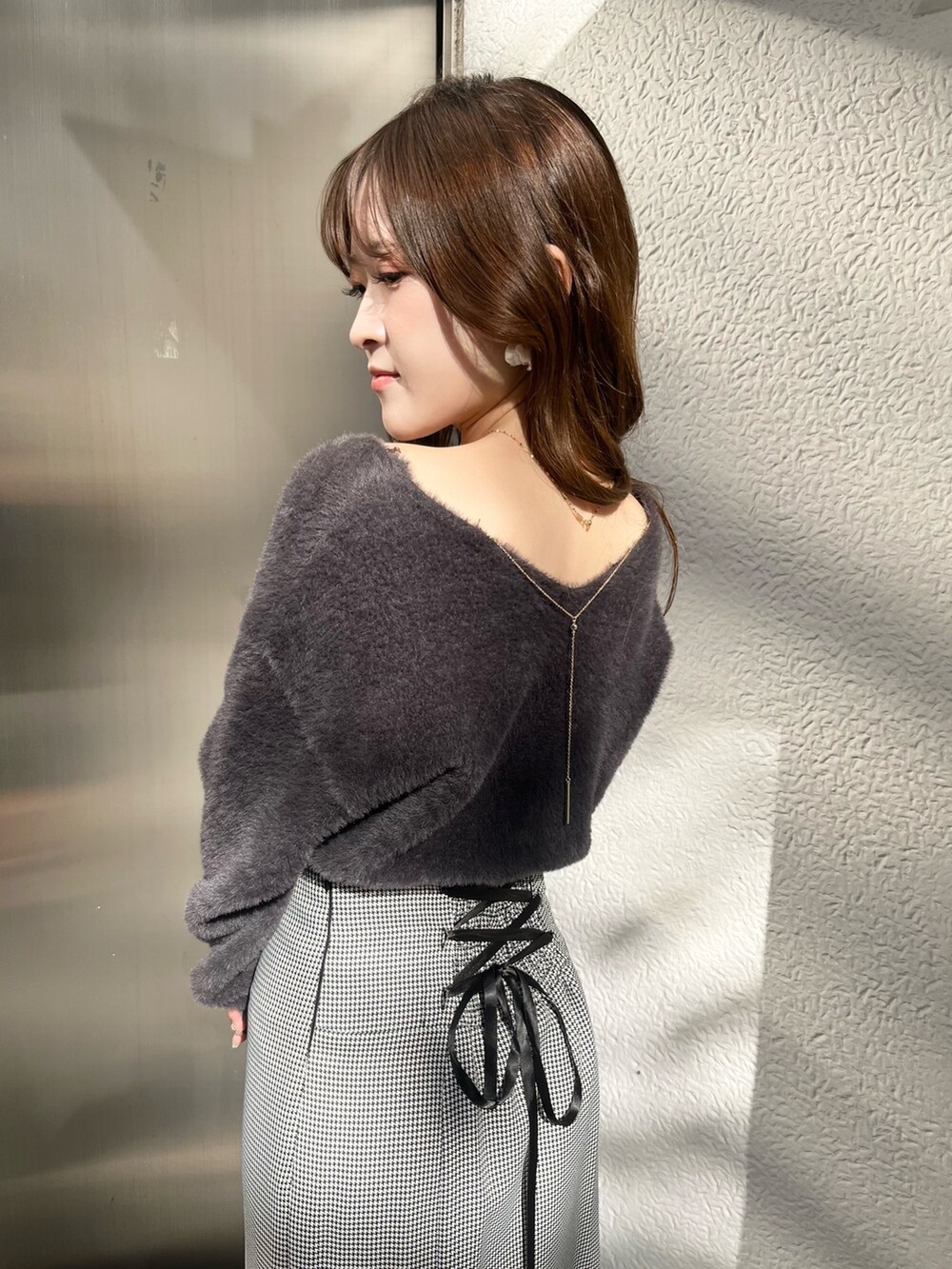 ホワイト系のダウンジャケット/コート、その他のスカート、ホワイト系のブーツを着用したレディースの秋コーディネートの7枚目の写真