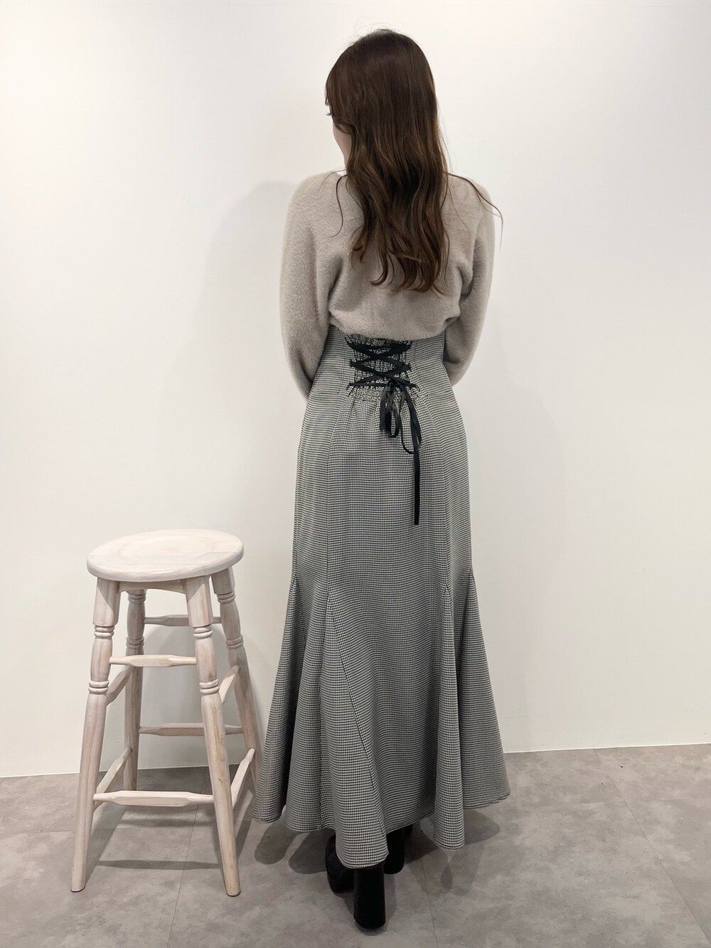 ベージュ系のカーディガン/ボレロ、その他のスカート、ブラック系のブーツを着用したレディースの冬コーディネートの3枚目の写真