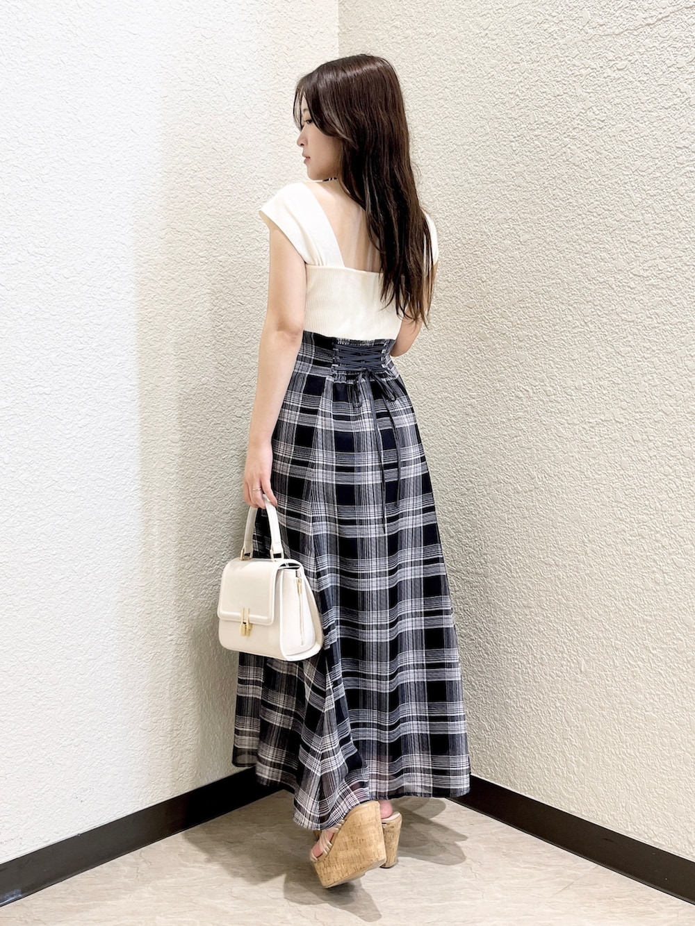 ホワイト系のワンピース、ホワイト系のハンドバッグ、その他のサンダルを着用したレディースの夏コーディネートの3枚目の写真