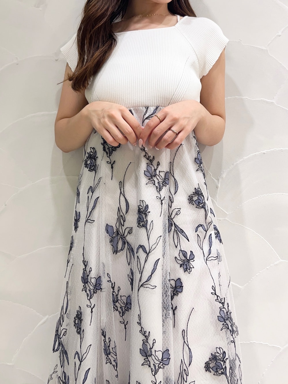 ホワイト系のワンピース、ブルー系のカーディガン/ボレロ、その他のサンダルを着用したレディースの夏コーディネートの4枚目の写真