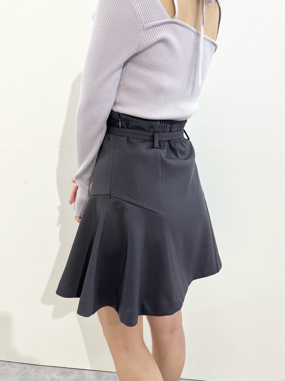 グレー系のその他パンツ、ホワイト系のショルダーバッグ、ブラック系のブーツを着用したレディースの冬コーディネートの5枚目の写真