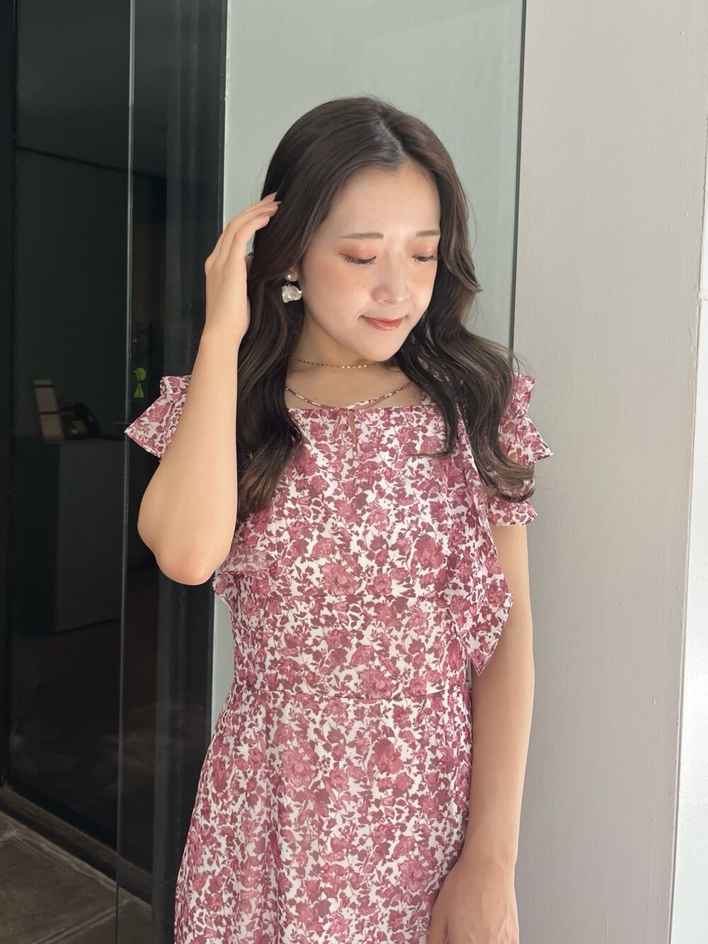 レッド系のワンピース、ホワイト系のハンドバッグを着用したレディースの夏コーディネートの5枚目の写真