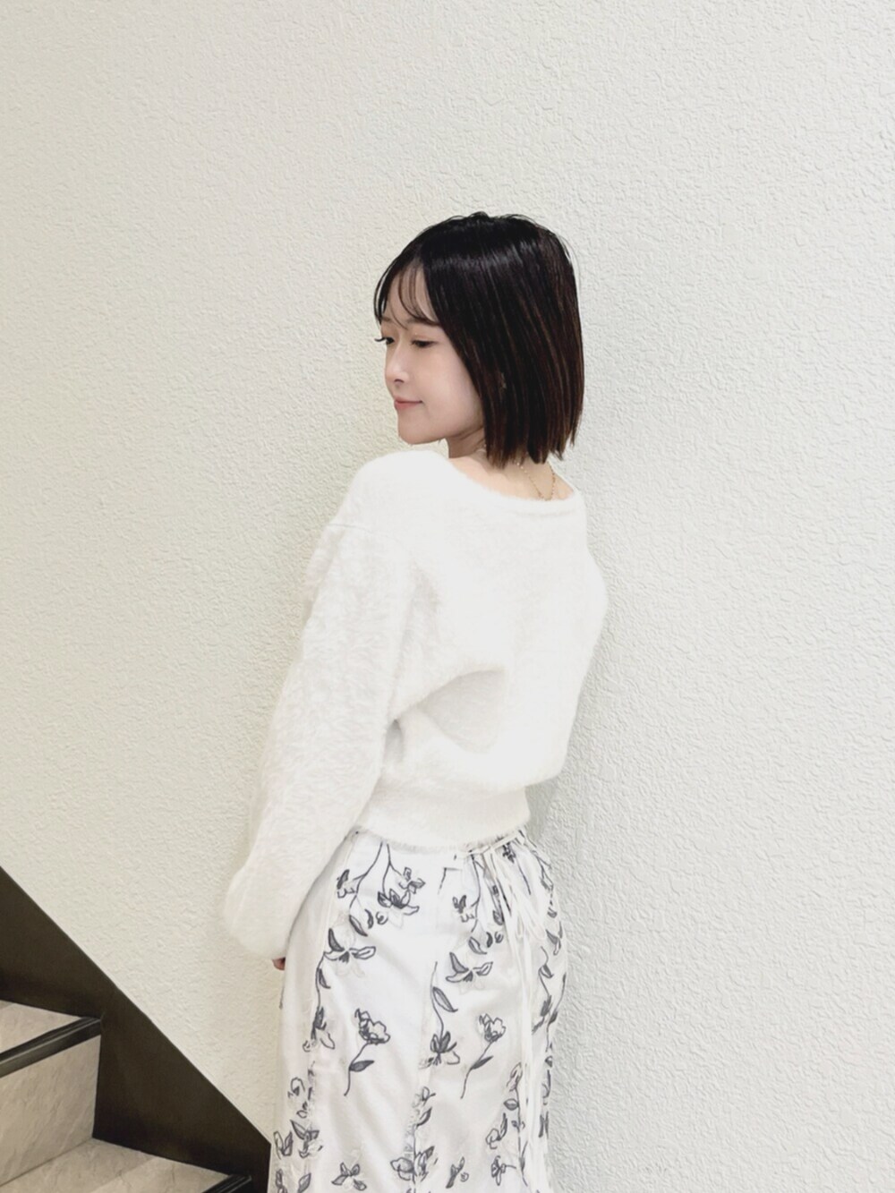 ホワイト系のスカート、ホワイト系のカーディガン/ボレロを着用したレディースの秋コーディネートの5枚目の写真