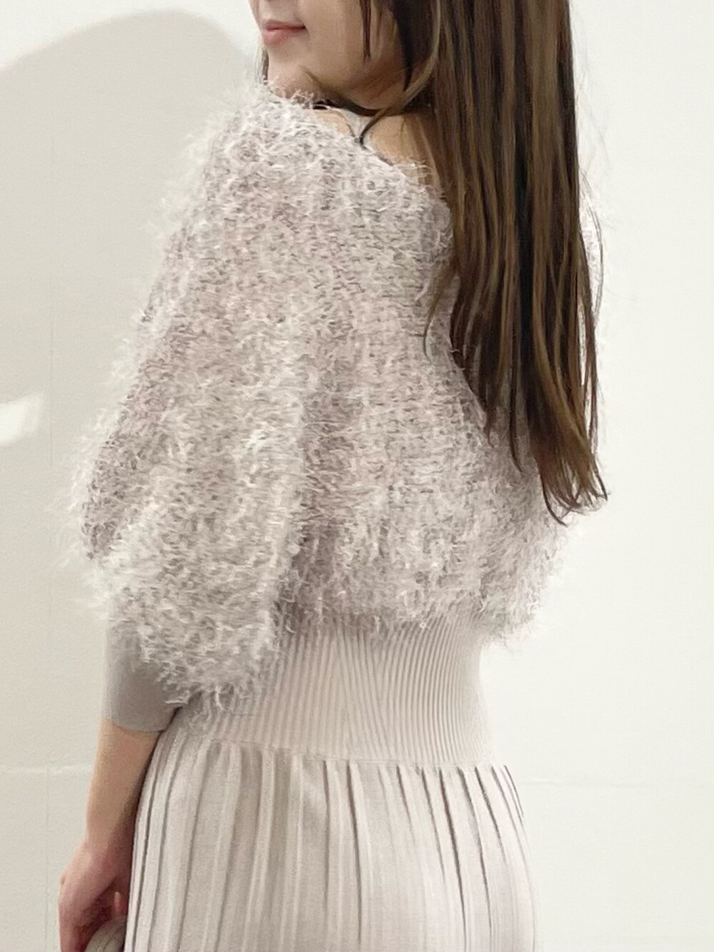 ベージュ系のワンピース、ベージュ系のショルダーバッグ、その他のサンダルを着用したレディースの冬コーディネートの4枚目の写真