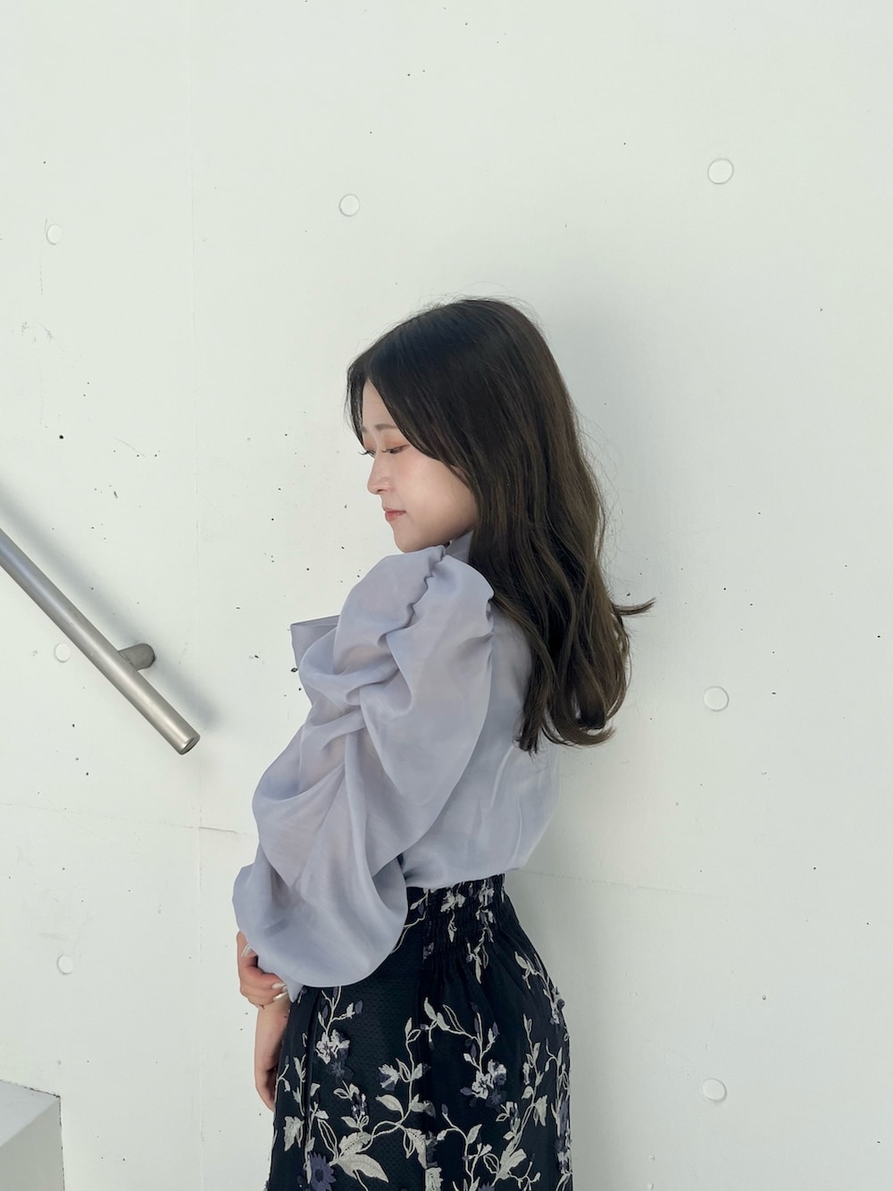 ブルー系のスカート、ブルー系のシャツ/ブラウス、ブラック系のブーツを着用したレディースの秋コーディネートの7枚目の写真