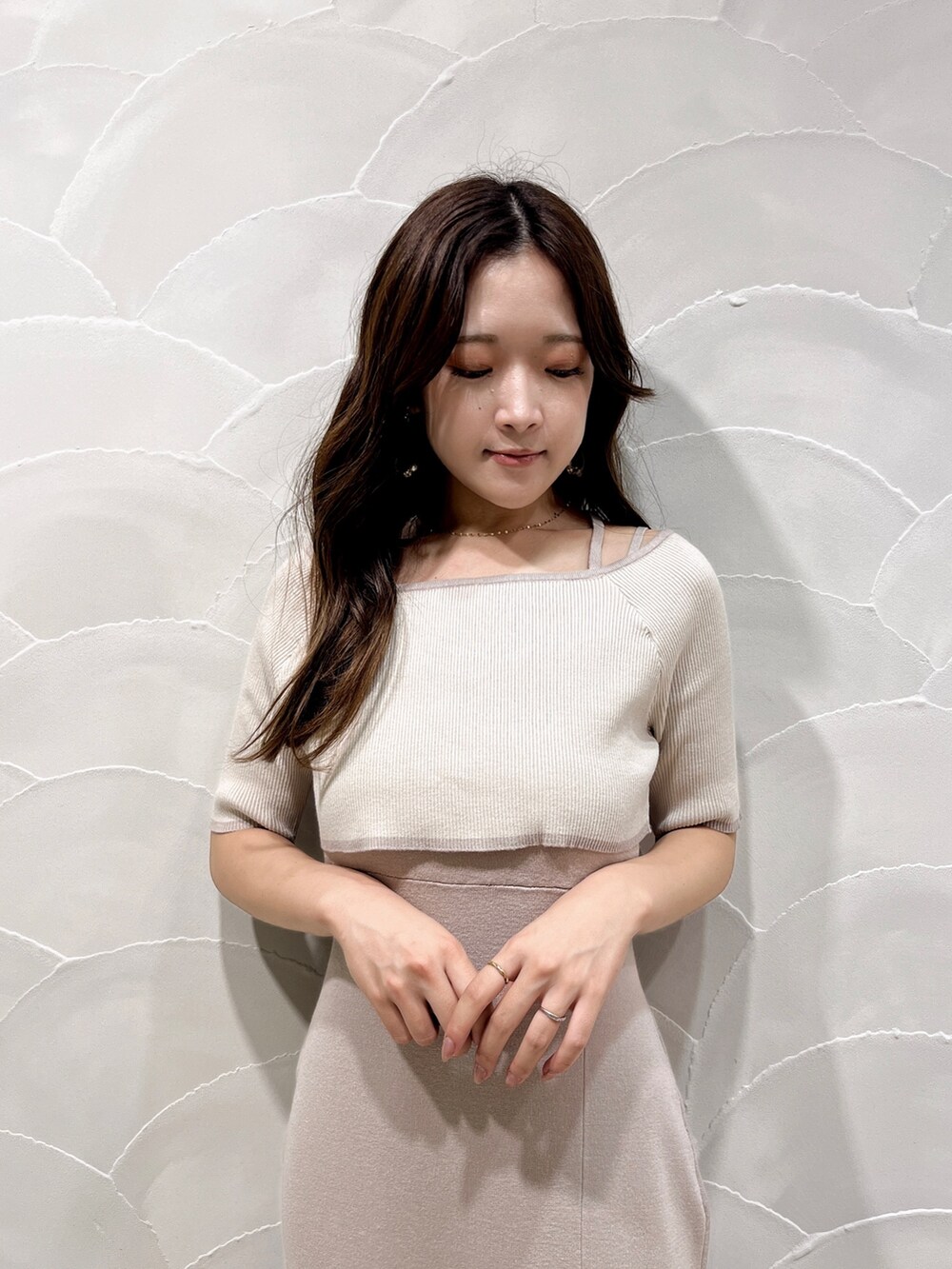 ピンク系のワンピース、ブラウン系のブーツを着用したレディースの夏コーディネートの4枚目の写真