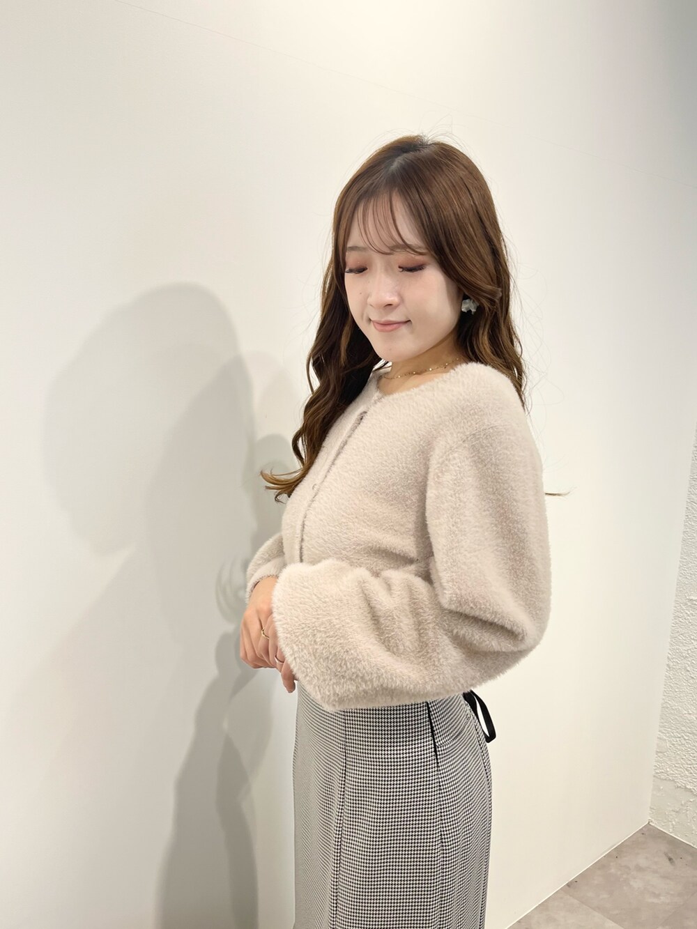 ベージュ系のカーディガン/ボレロ、その他のスカート、ブラック系のブーツを着用したレディースの冬コーディネートの5枚目の写真