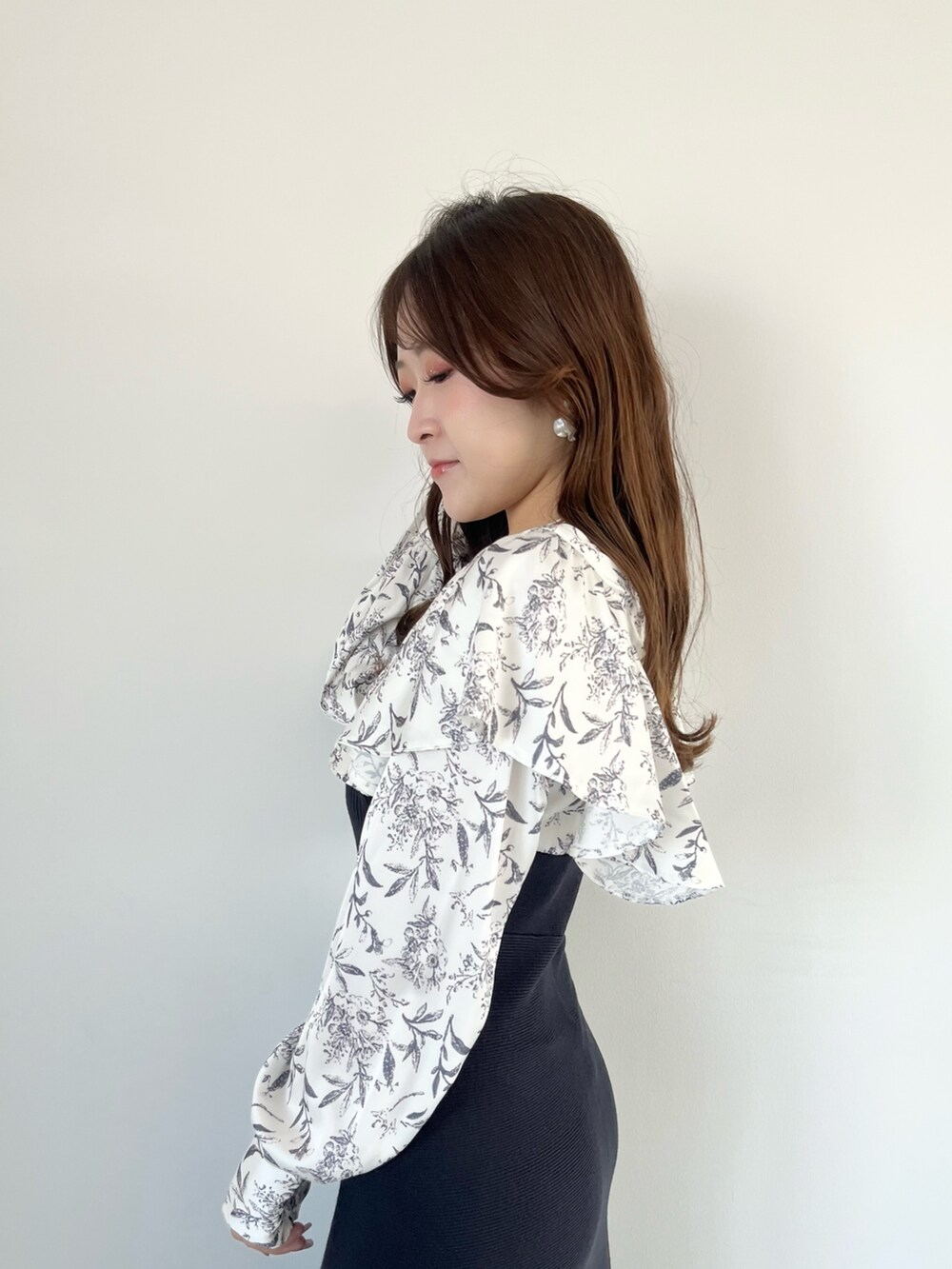 ブルー系のワンピース、ブラウン系のブーツを着用したレディースの秋コーディネートの5枚目の写真