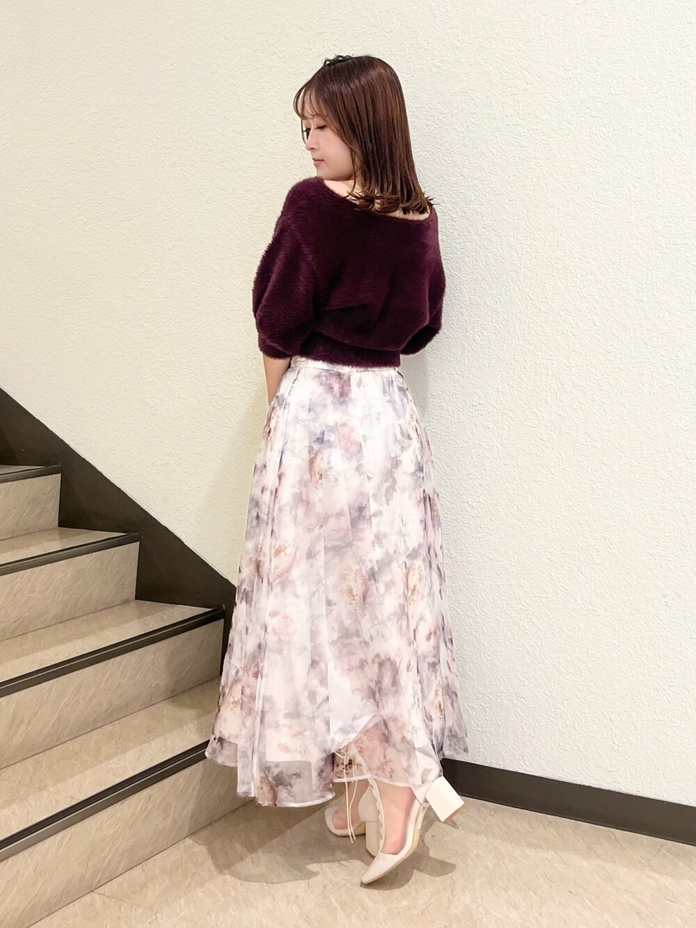 ブラウン系のカーディガン/ボレロ、ホワイト系のスカート、ホワイト系のブーツを着用したレディースの秋コーディネートの3枚目の写真