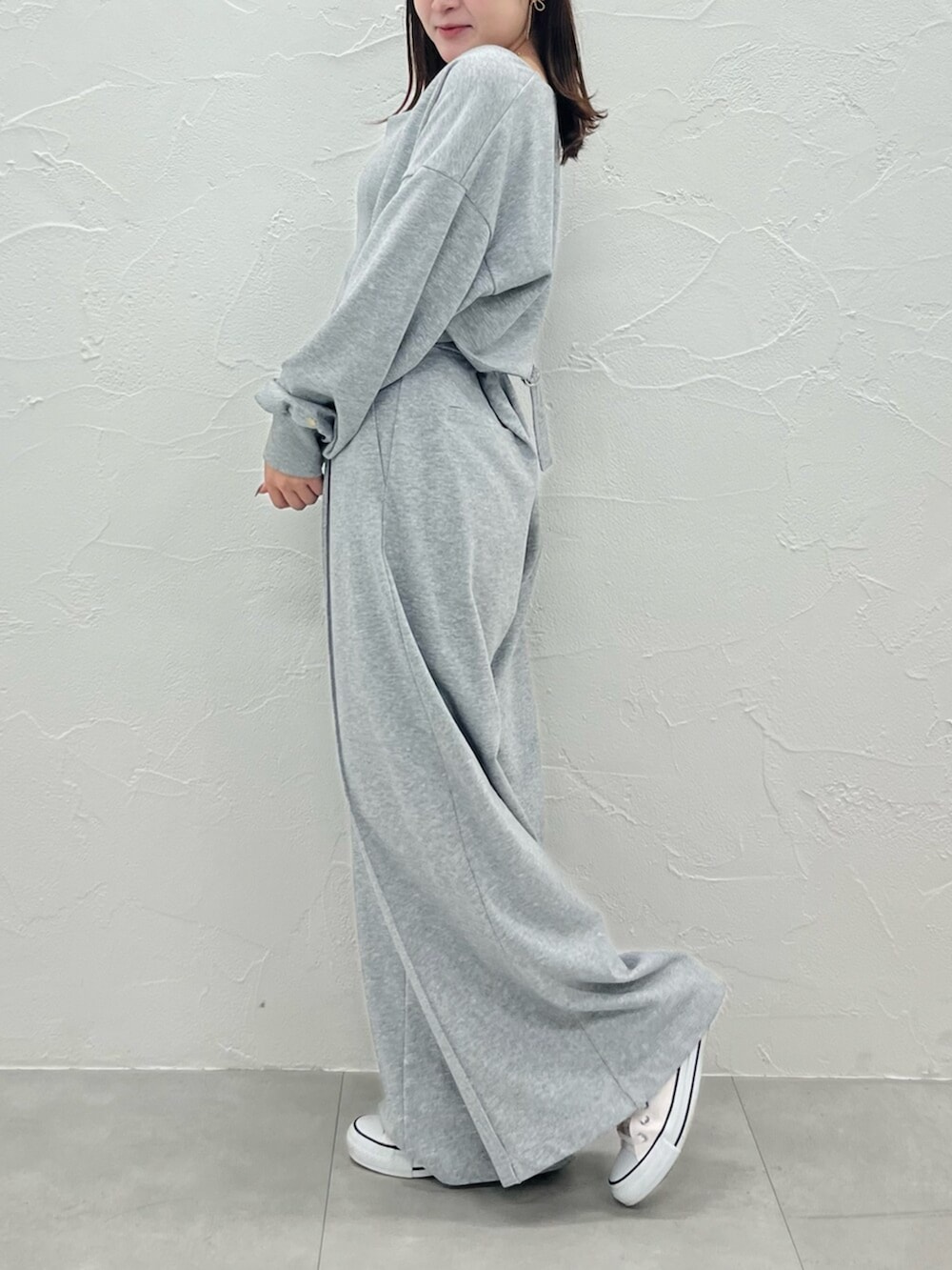 グレー系のアンサンブル、グレー系のその他パンツを着用したレディースの秋コーディネートの2枚目の写真