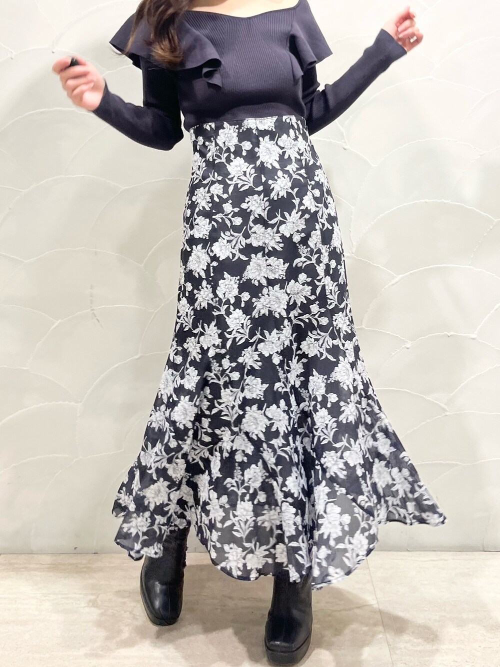 ホワイト系のダウンジャケット/コート、グレー系のスカート、グレー系のニット/セーターを着用したレディースの冬コーディネートの7枚目の写真