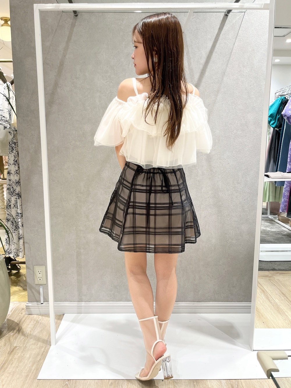 ホワイト系のシャツ/ブラウス、ブラック系のその他パンツ、ホワイト系のブーツを着用したレディースの夏コーディネートの3枚目の写真
