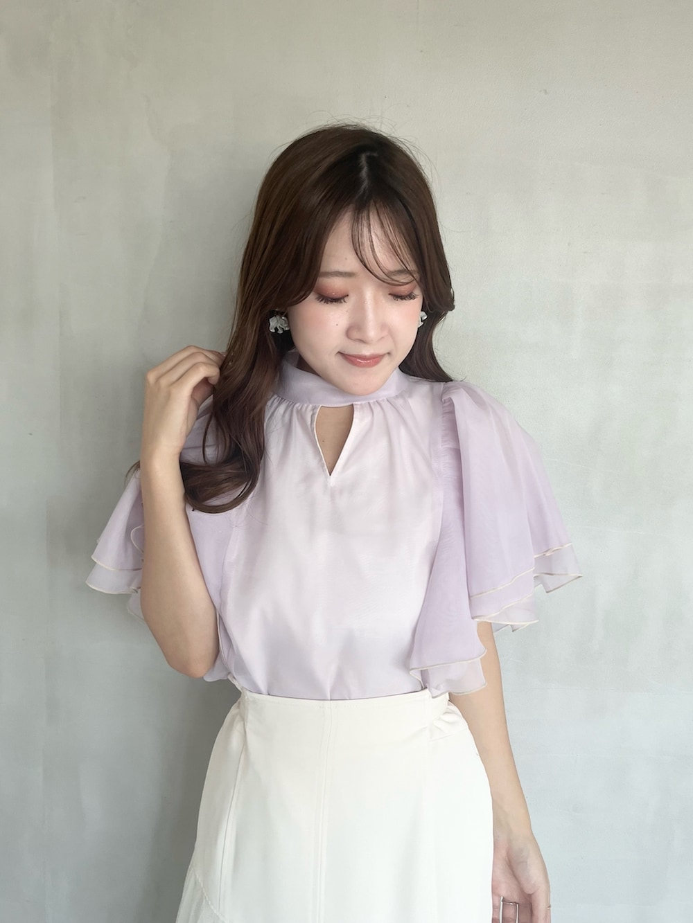 パープル系のシャツ/ブラウス、ホワイト系のスカート、ブラウン系のブーツを着用したレディースの春コーディネートの4枚目の写真