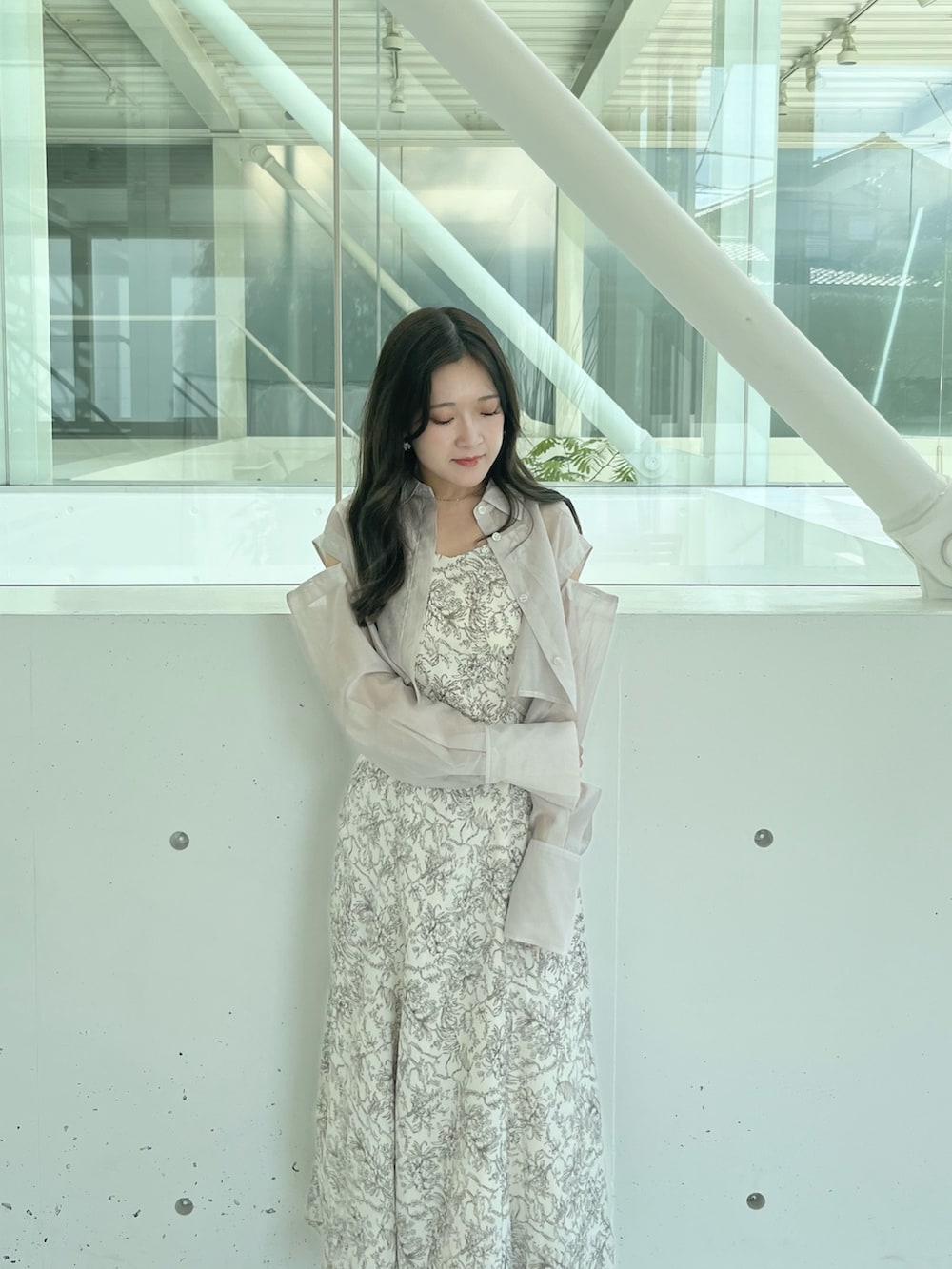 ベージュ系のワンピース、ホワイト系のブーツを着用したレディースの夏コーディネートの4枚目の写真