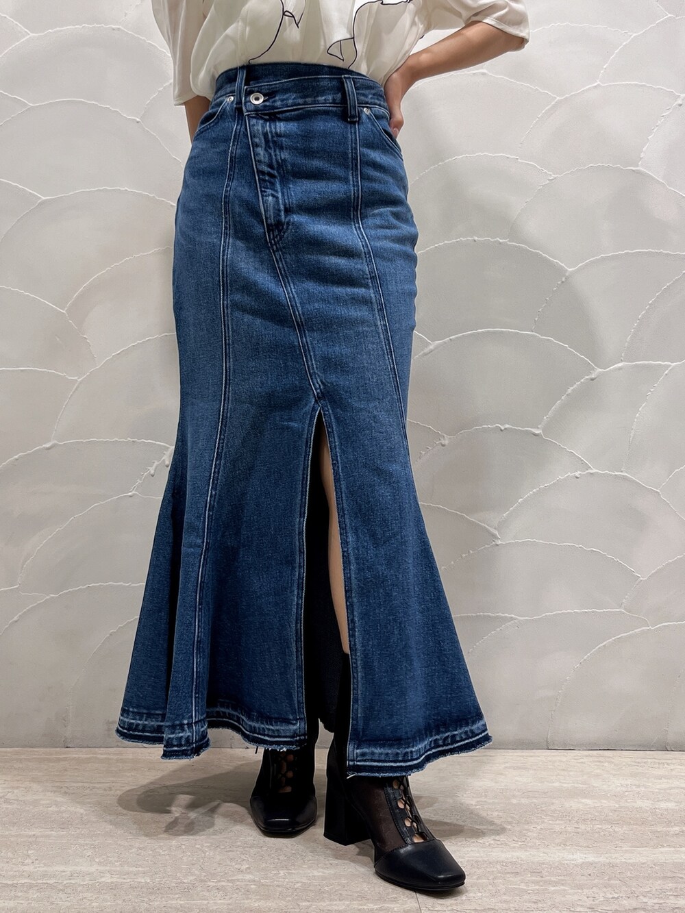 ブルー系のデニムスカート、ホワイト系のシャツ/ブラウスを着用したレディースの夏コーディネートの8枚目の写真