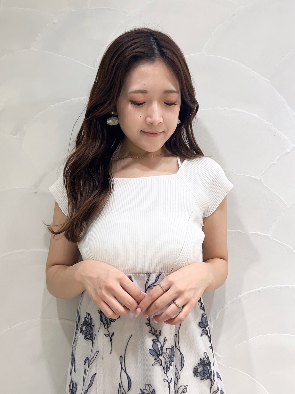 ホワイト系のワンピース、ブルー系のカーディガン/ボレロ、その他のサンダルを着用したレディースの夏コーディネートの5枚目の写真