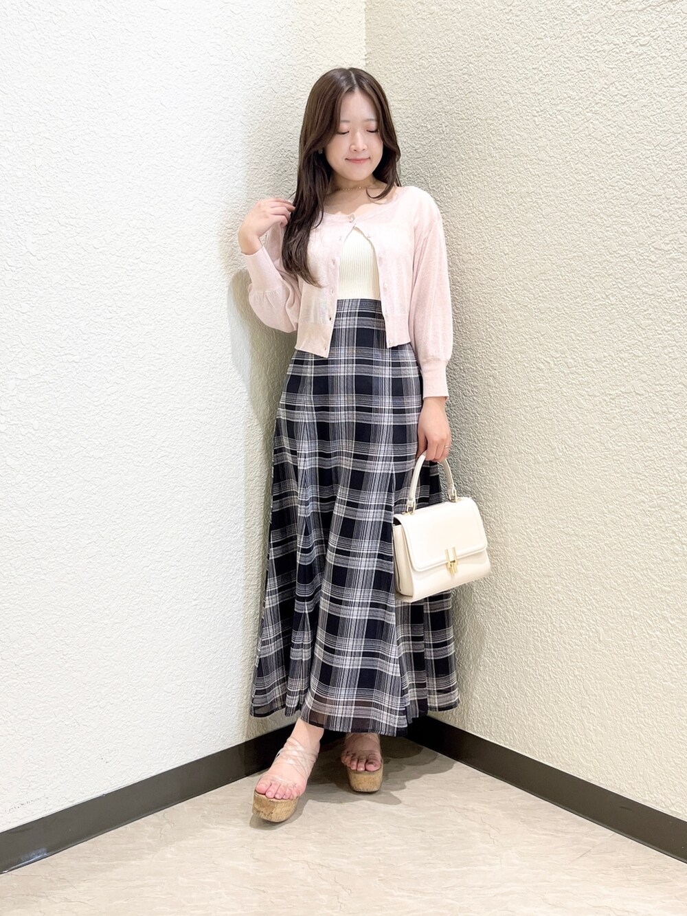 ホワイト系のワンピース、ホワイト系のハンドバッグ、その他のサンダルを着用したレディースの夏コーディネートの4枚目の写真