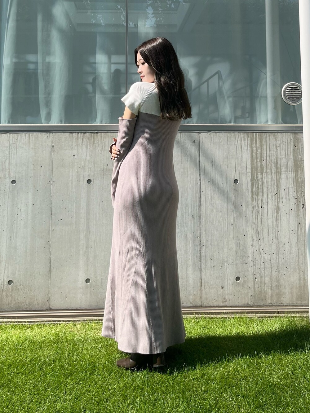 ベージュ系のワンピースを着用したレディースの夏コーディネートの3枚目の写真