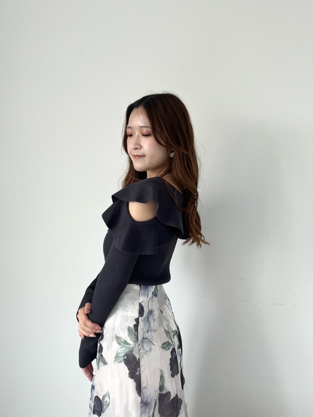 ブルー系のスカート、グレー系のニット/セーター、ホワイト系のブーツを着用したレディースの秋コーディネートの5枚目の写真