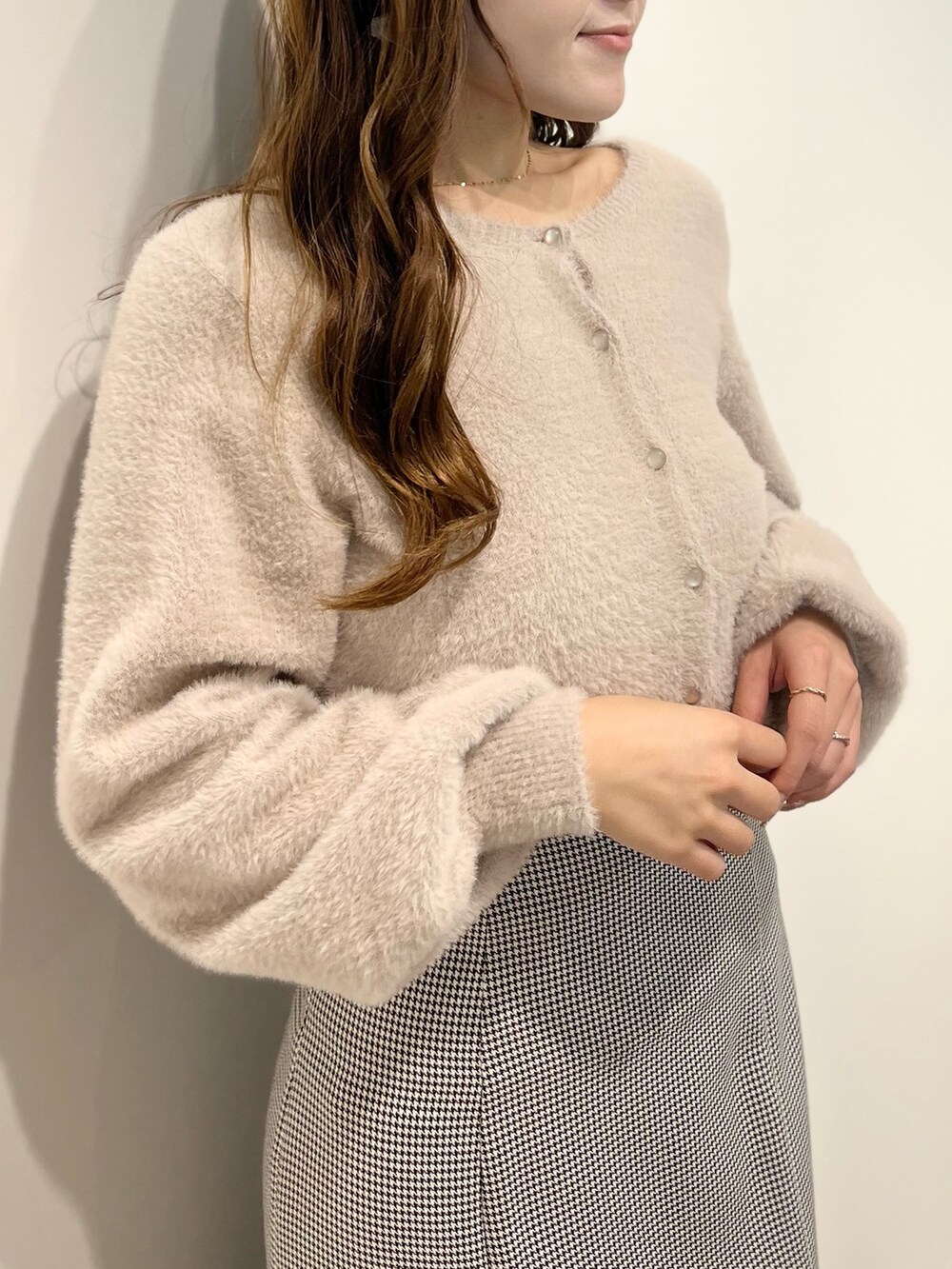 ベージュ系のカーディガン/ボレロ、その他のスカート、ブラック系のブーツを着用したレディースの冬コーディネートの6枚目の写真