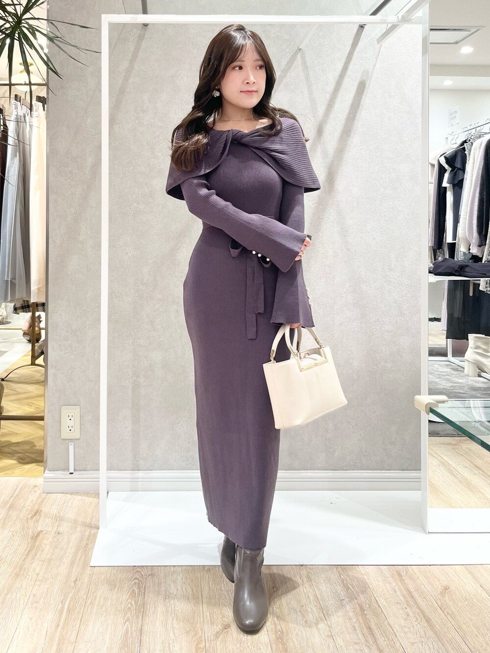 ホワイト系のその他アウター、グレー系のワンピース、ホワイト系のハンドバッグを着用したレディースの冬コーディネートの4枚目の写真