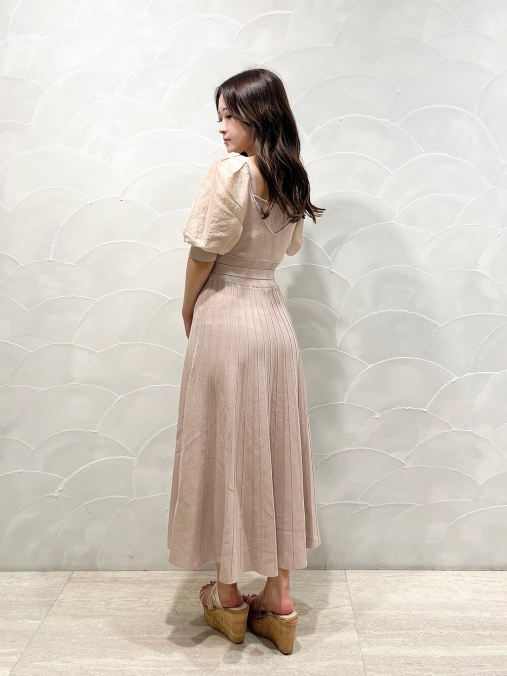 ピンク系のワンピース、その他のサンダルを着用したレディースの夏コーディネートの3枚目の写真