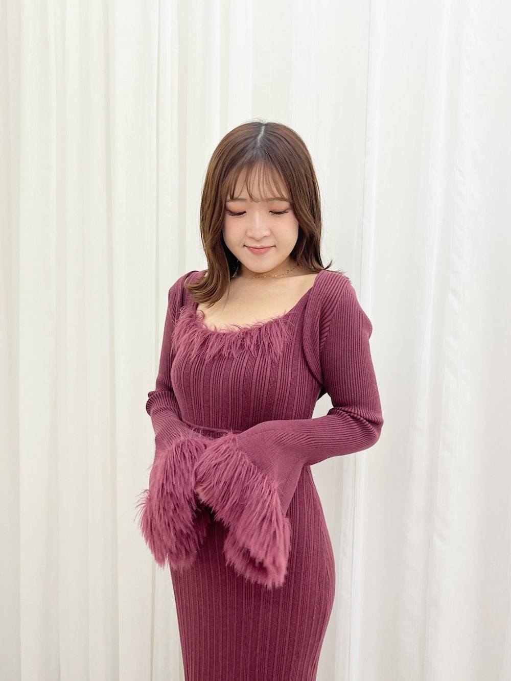 ピンク系のワンピース、ブラック系のブーツを着用したレディースの夏コーディネートの4枚目の写真