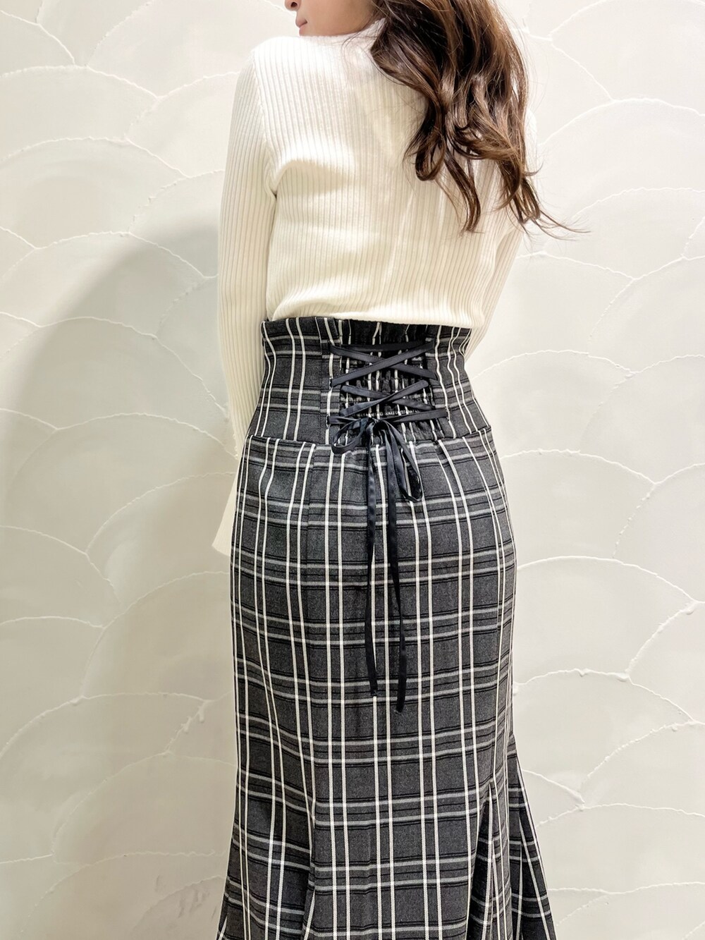 ブラック系のダウンジャケット/コート、その他のスカート、ブラック系のブーツを着用したレディースの冬コーディネートの7枚目の写真