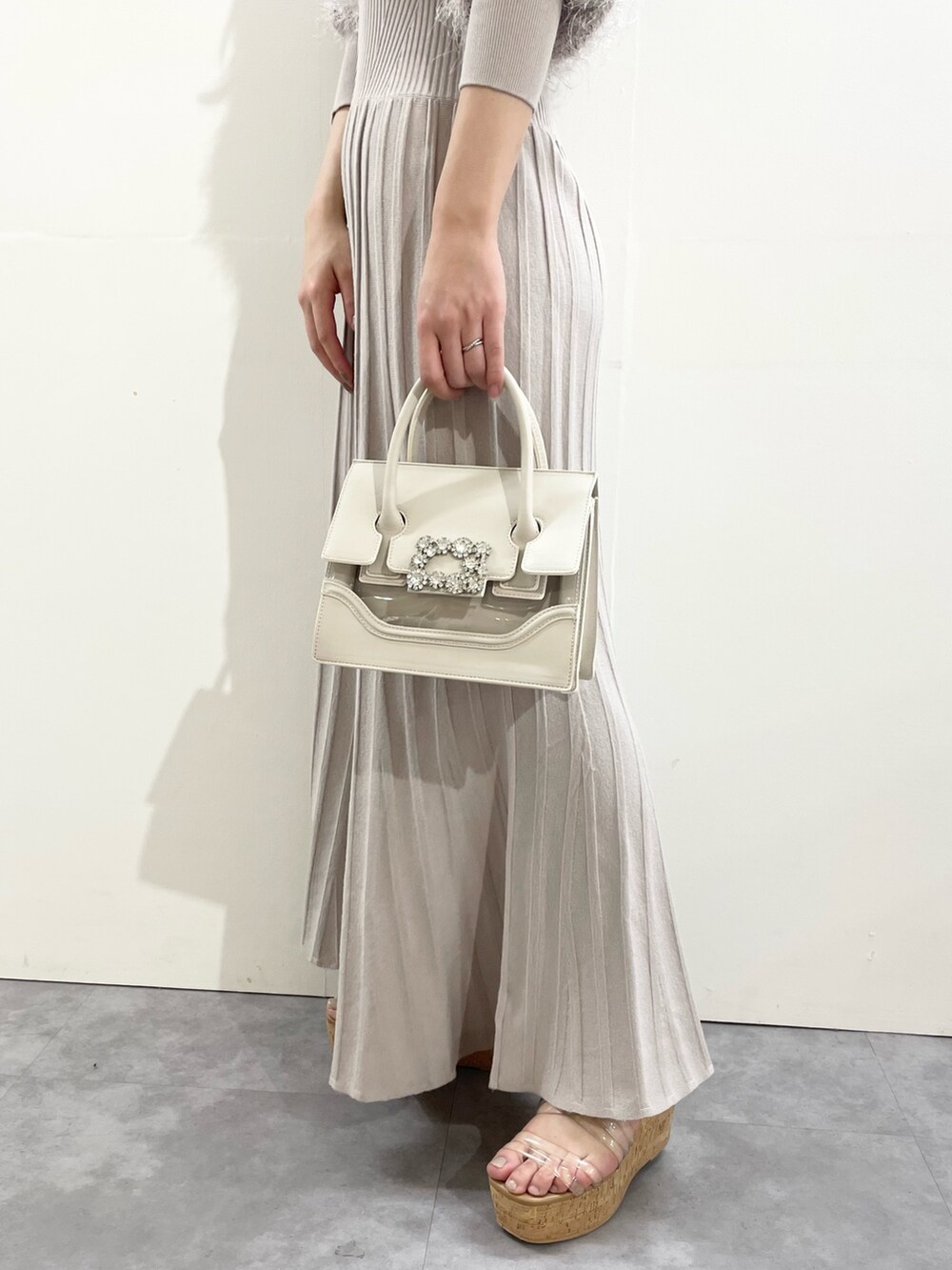 ベージュ系のワンピース、ベージュ系のショルダーバッグ、その他のサンダルを着用したレディースの冬コーディネートの7枚目の写真