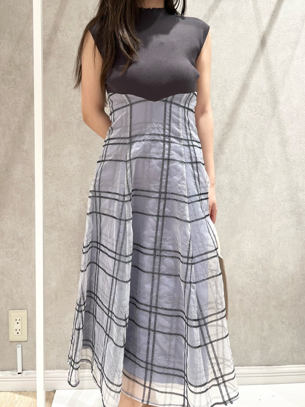 グレー系のワンピース、ベージュ系のショルダーバッグ、ブラウン系のサンダルを着用したレディースの春コーディネートの6枚目の写真