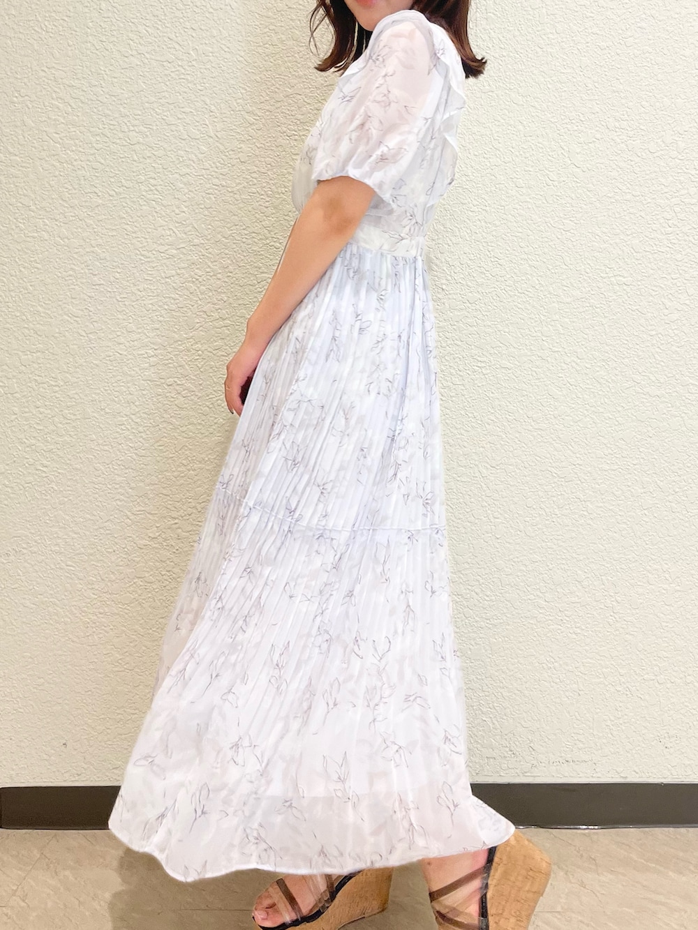 グレー系のワンピース、ブラック系のサンダルを着用したレディースの夏コーディネートの4枚目の写真