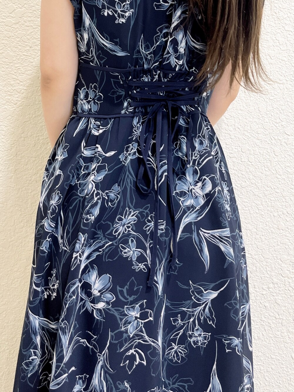 ブルー系のワンピース、ホワイト系のハンドバッグ、その他のサンダルを着用したレディースの夏コーディネートの7枚目の写真